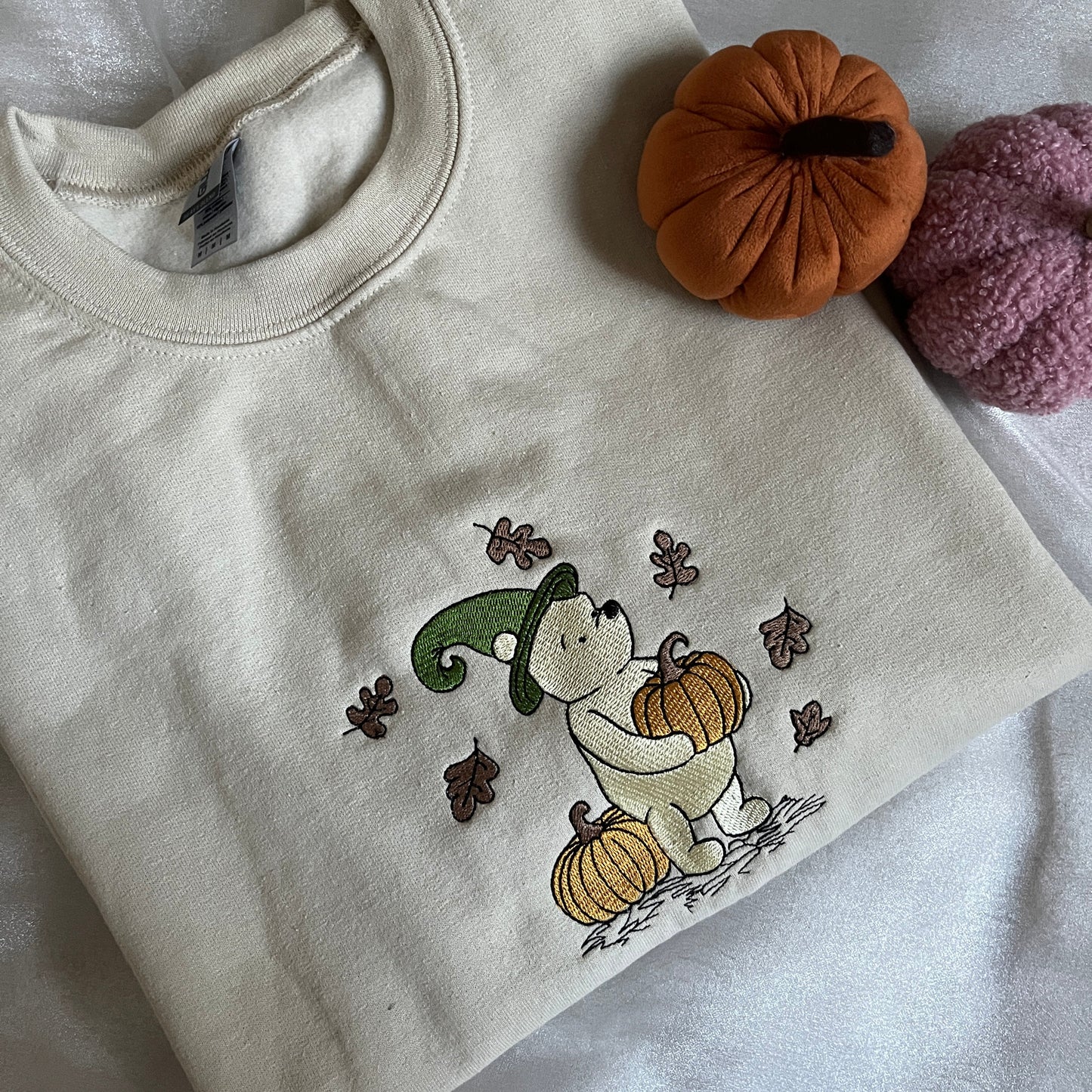 Beige sweatshirt with embroidered design of a bear with pumpkins 